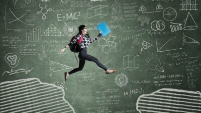 Người học đứng trước bảng viết các công thức và hình vẽ khoa học